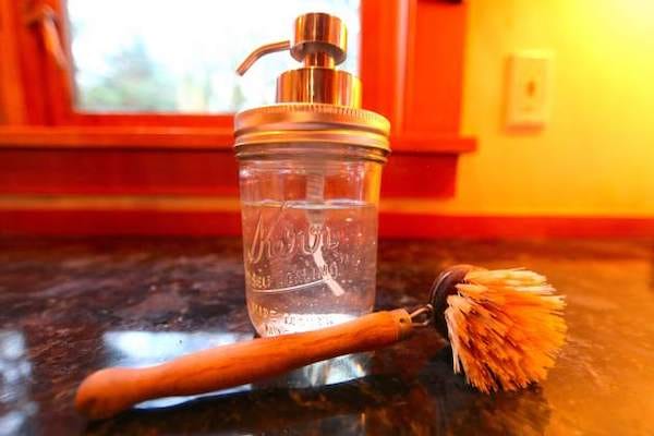 distributeur de savon fait maison avec un pot en verre