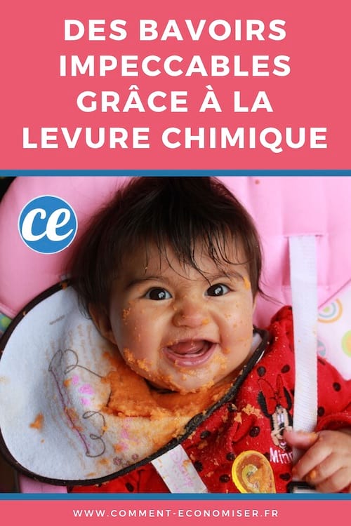 un bébé est assis dans une chaise haute avec un bavoir tr§s sale