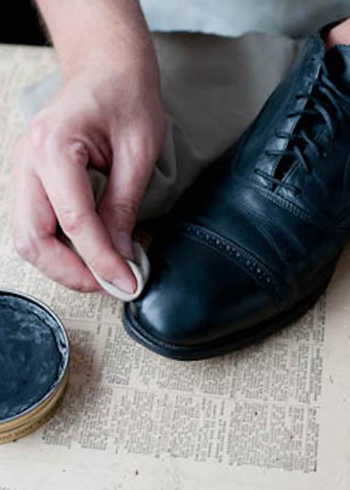 faire briller les chaussures avec un collant