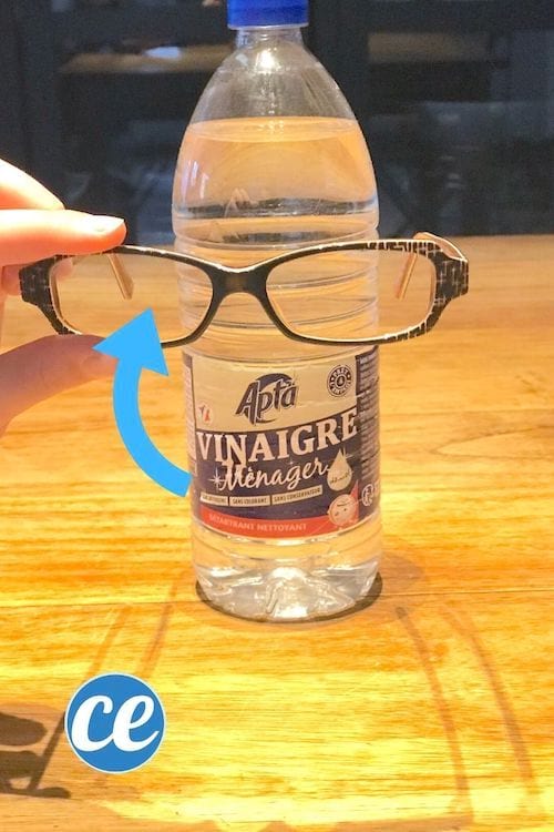 Utilisez du vinaigre blanc pour nettoyer vos lunettes de vues très sales