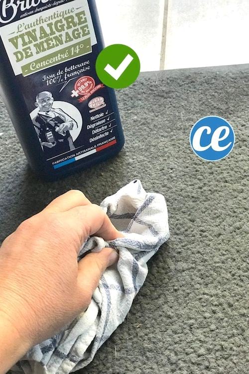 le vinaigre blanc élimine les taches et les mauvaises odeurs des taches d'urine de chien et chat.