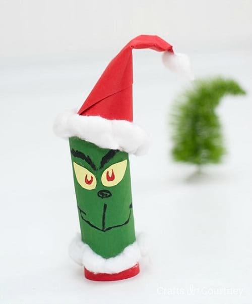 Petit bonhomme grinch fait en rouleau de papier toilette peint en vert et décoré