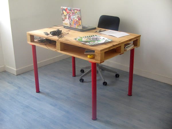 bureau bois sur mesure en palette pieds rouge