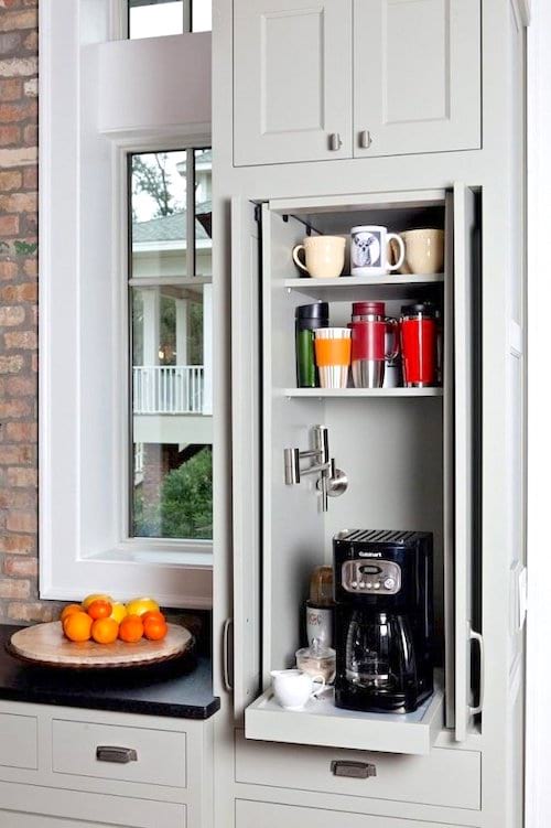 Un placard gris pour ranger la machine à café et les tasses