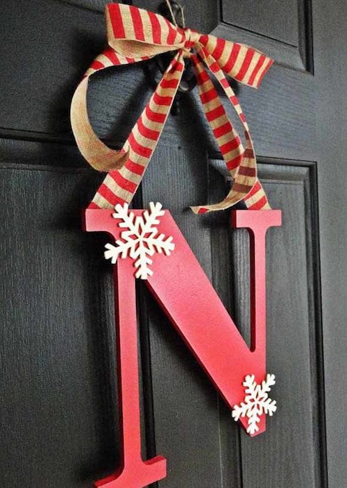 Porte noir décorée avec plusieurs objets de noel