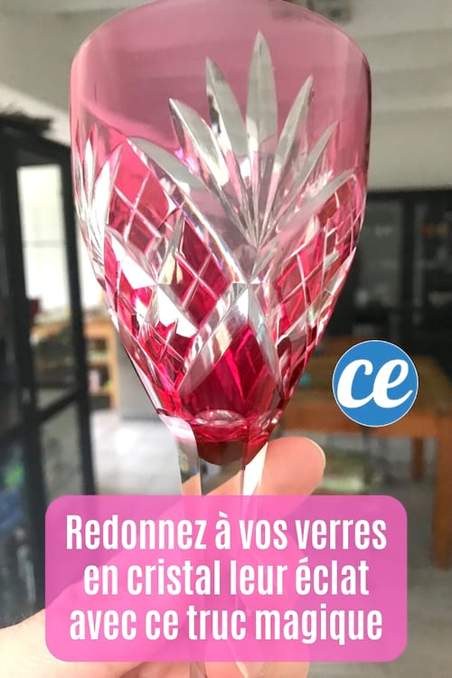Un verre en crtistal de couleur rose qui brille grâce au vinaigre blanc