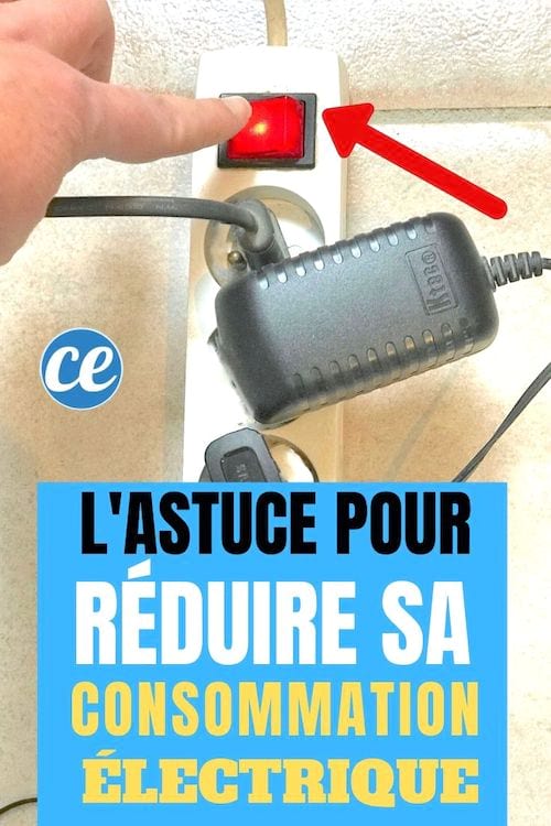 une personne appuie sur l'interrupteur de la multiprise pour réduire sa facture d'électricité