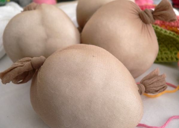 boule de garniture pour coussin dans un collant