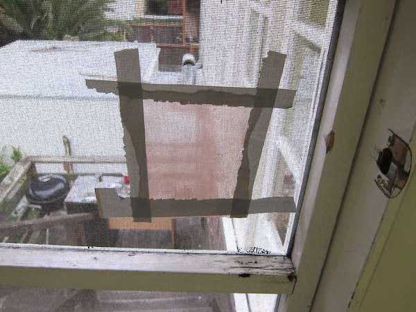 moustiquaire réparée avec unmorceau de collant