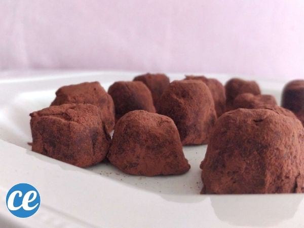 truffes au chocolat amer sur une assiette blanche