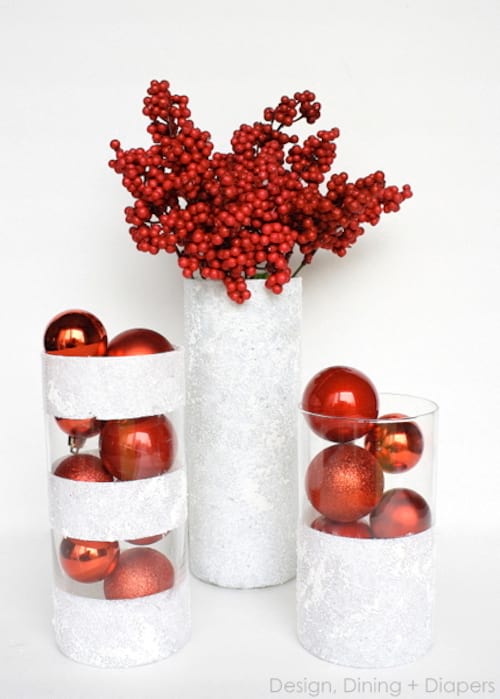 Vases en verre blanc remplies de baies rouges