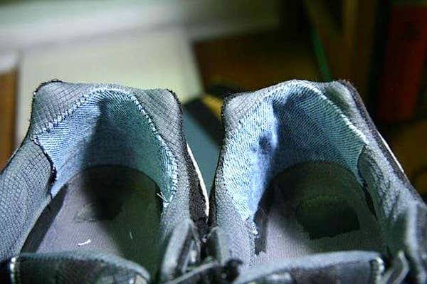 Des glissières en denim cousues à l’intérieur des chaussures.