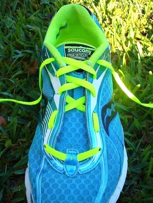 De lacets jaunes sur des chaussures de running.