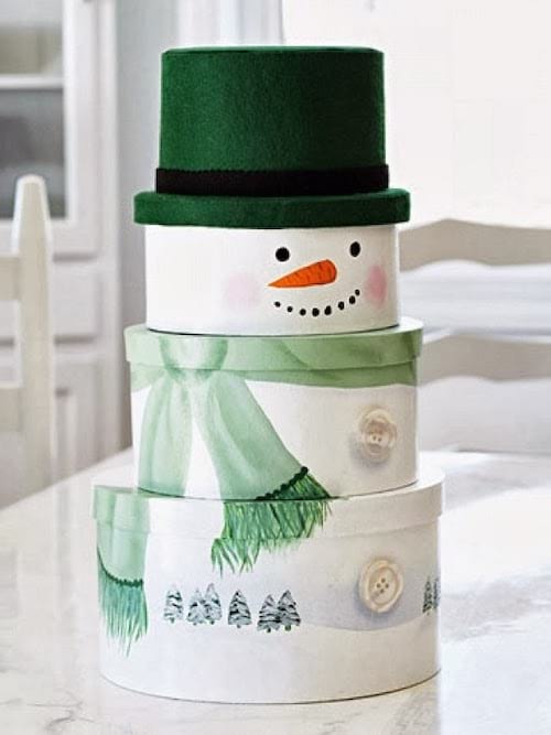 Bonhomme de neige fait avec du carton recyclé