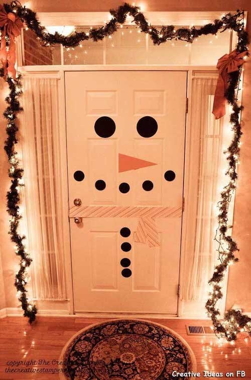 Porte d'entrée décorée en bonhomme de neige pour noel 