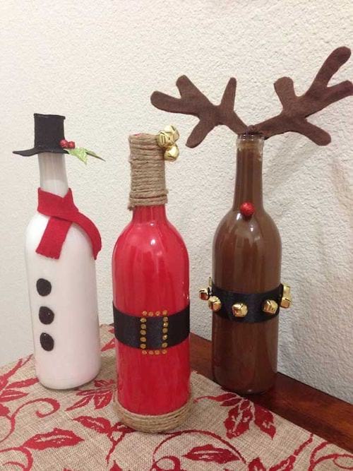 Trois bouteilles de vin décorées pour noel 