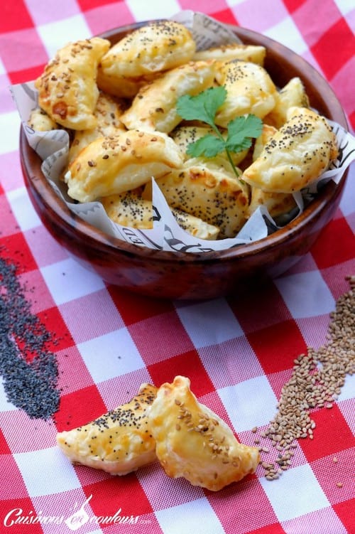 Chausson au miel et au fromage de chèvre fait avec de la pâte feuilletée présentés dans un bol