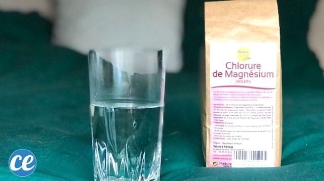 verre et paquet de chlorure de magnésium sur une lit vert