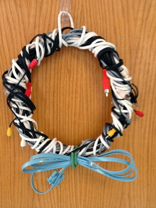 Couronne faits avec plusieurs câbles électriques 