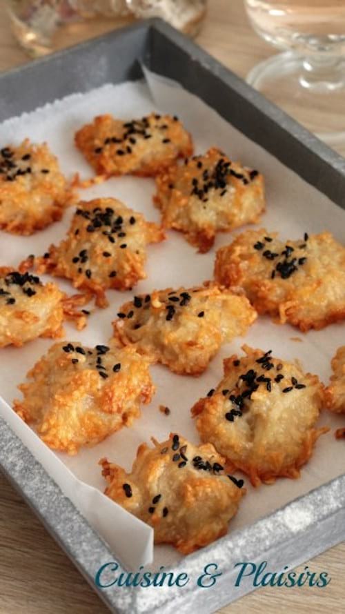 bouchées apéritives au sésame et emmental présentées sur un plateau en bois gris