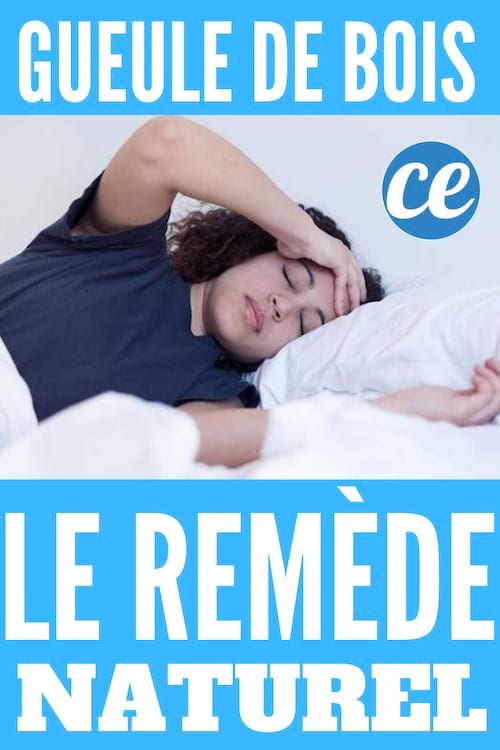 Une femme malade allongée dans son lit se tenant la tête