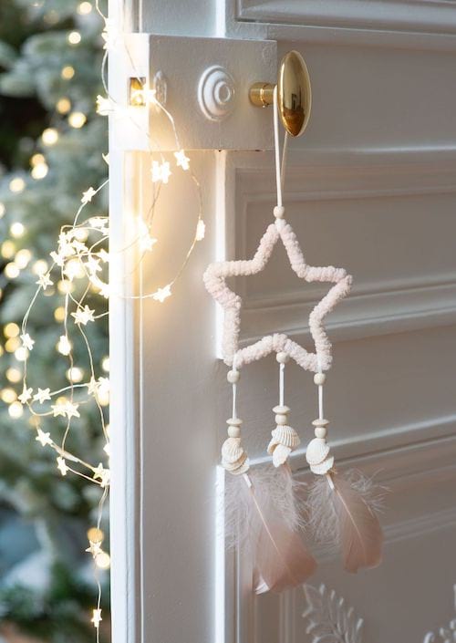 Guirlande accrochée sur la poignée de porte blanche