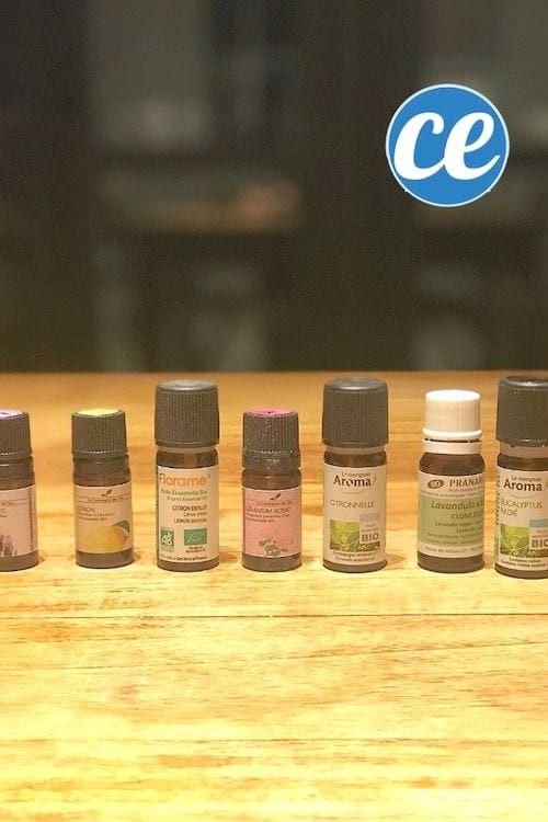 des flacons d'huile essentielles posés sur une table