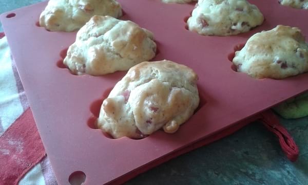 Des madeleines à la vache qui rit et au jambon dans un moule en silicone