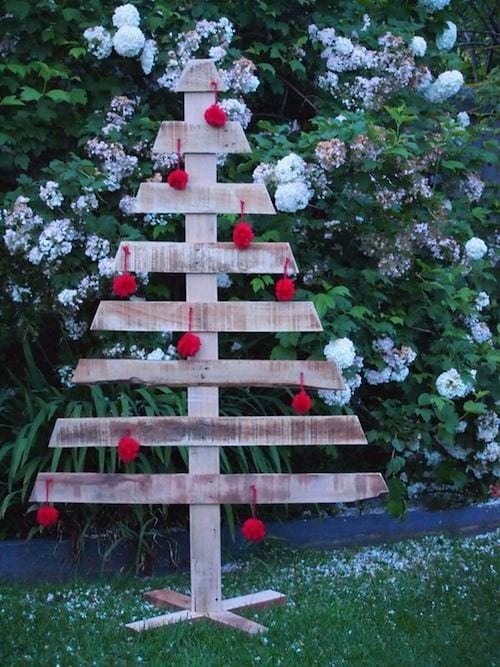 Sapin de noel fait à partir de plusieurs palettes en bois 