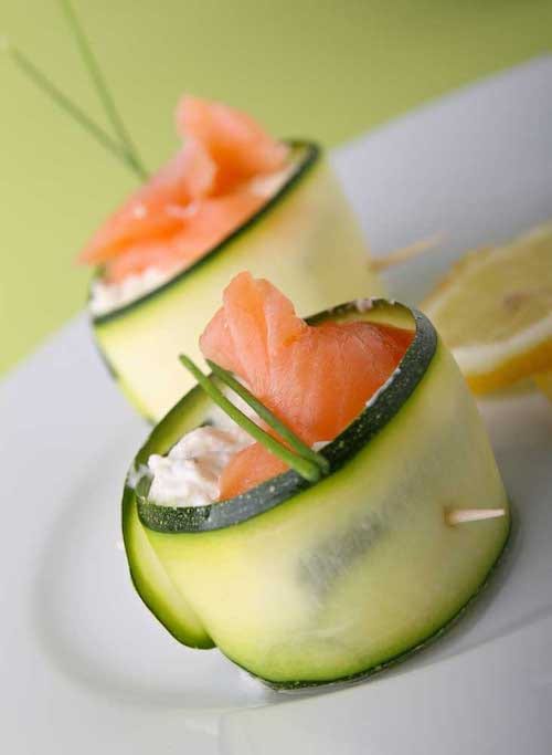 de roulés de concombre avec du saumon