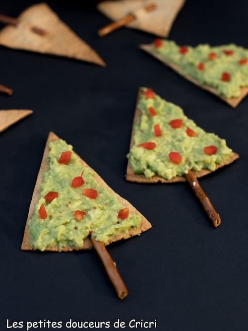 des crackers en forme de sapin avec du guacamole