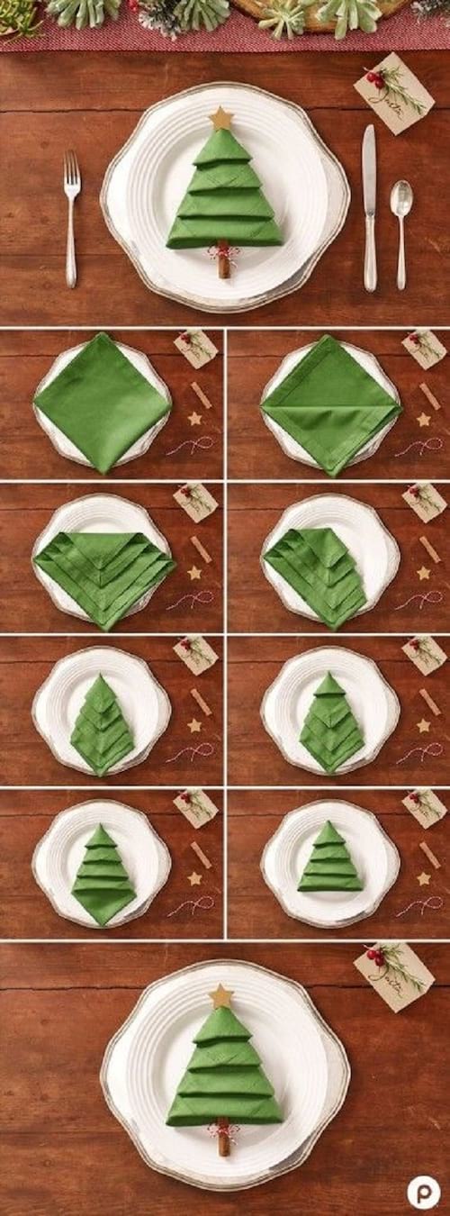 Serviette verte en forme de sapin de Noël sur une assiette blanche