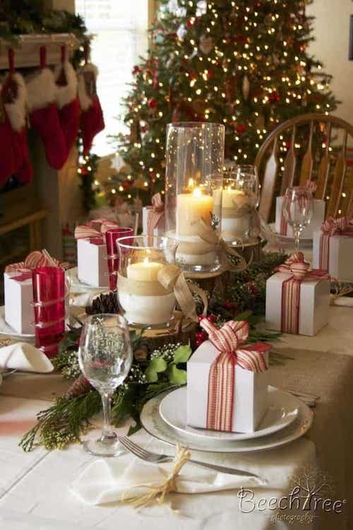 Table décorée avec plusieurs faux cadeaux dans les assiettes 