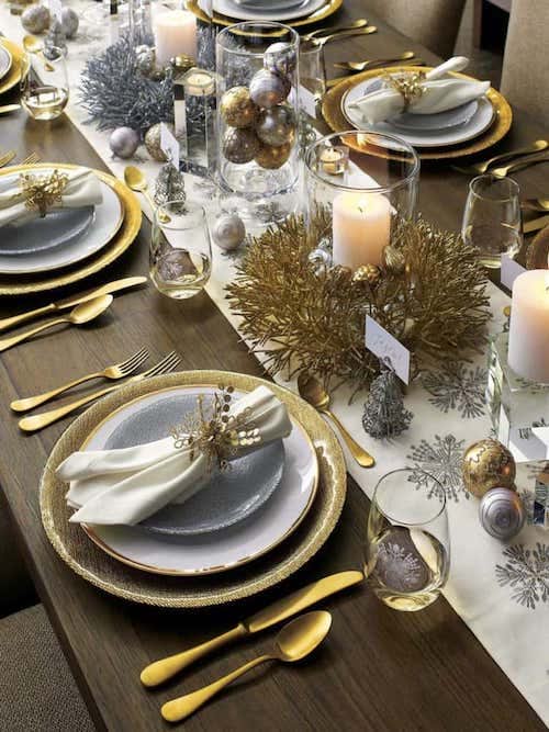 Table décorée avec plusieurs ornements doré 