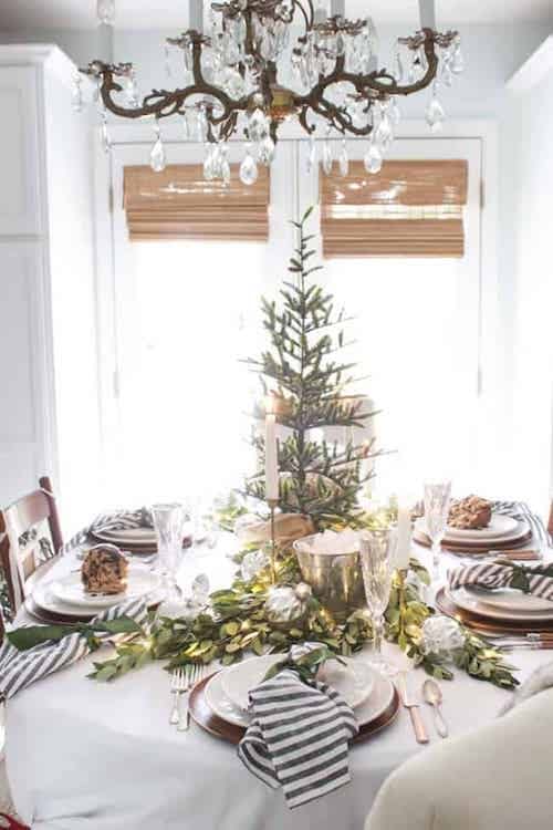 Table avec un sapin de noel au milieu