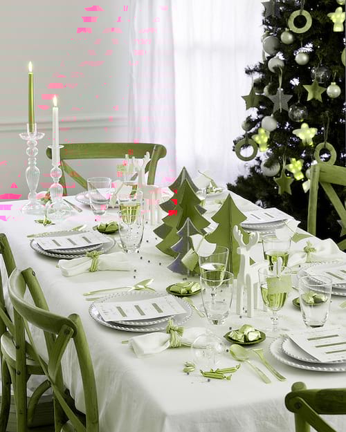 Table décorée avec du rouge et du doré 