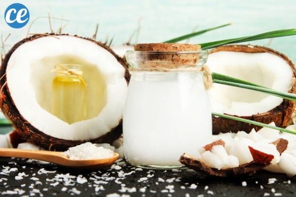 noix de coco et huile de coco avec une feuille de palmier
