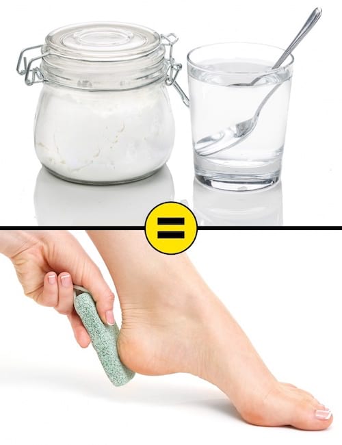 Un bocal de bicarbonate, un verre d'eau, une cuillère, une pierre ponce et un pied sur fond blanc.