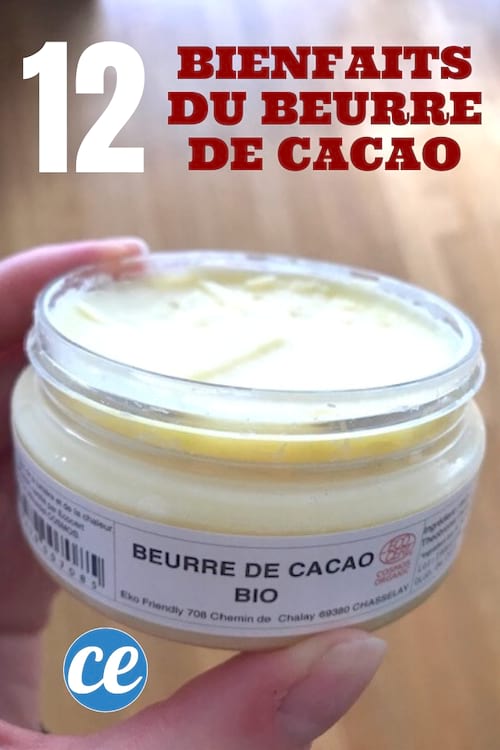 un pot de beurre de cacao bio blanc tenu dans la main avec un texte : 12 Bienfaits Du BEURRE DE CACAO