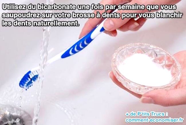 Une brosse à dents et du bicarbonate pour avoir les dents blanches