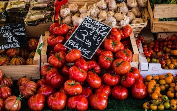 des tas de tomates sur un marché