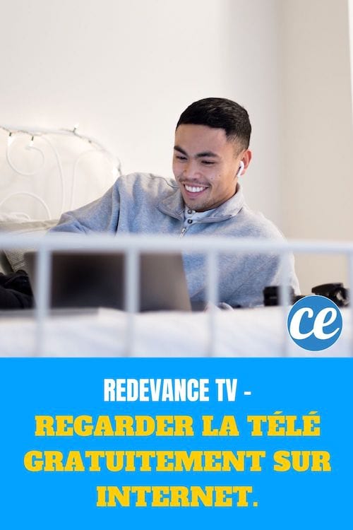 Homme souriant sur un lit regardant son ordinateur : Redevance TV - Regarder la T&eacute;l&eacute; Gratuitement sur Internet.