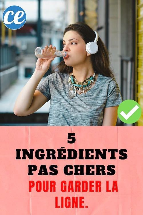 Femme assise qui boit de l'eau