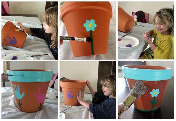Plusieurs pots de fleurs décorés grâce à des mains d'enfants.