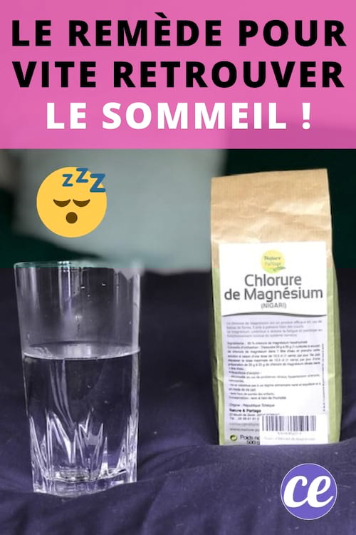 Verre d'eau et chlorure de magnésium sur un lit avec une couette verte pour mieux dormir