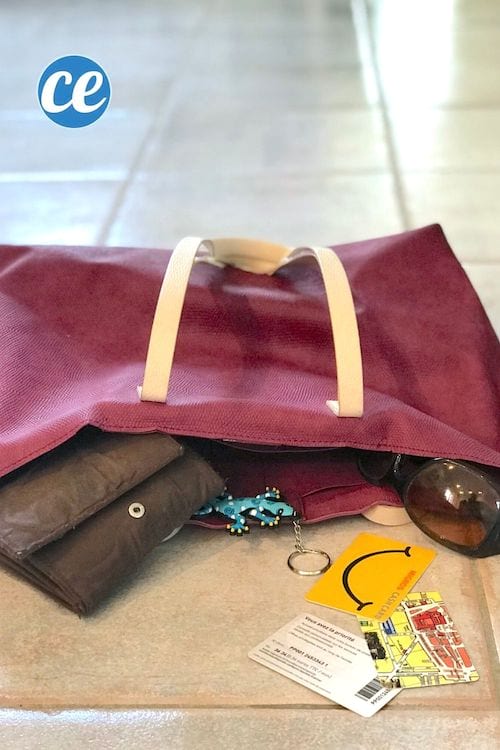 Un vieux sac avec des cartes, un porte-monnaie, des lunettes pour faire jouer les enfants