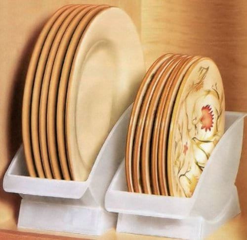 Plusieurs assiettes beige bien rangées