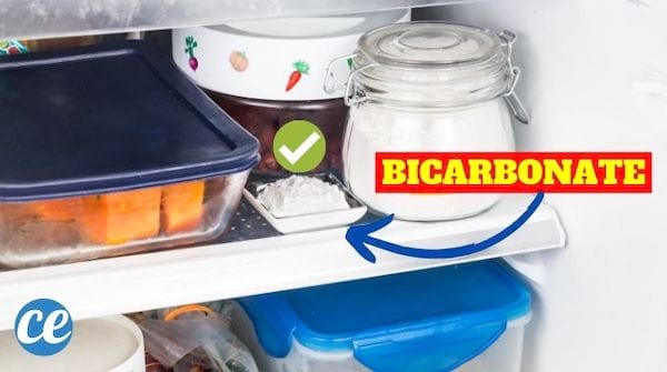 Une coupelle de bicarbonate de soude sur une étagère de frigo.
