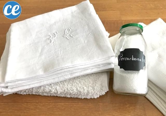 Un flacon de percarbonate de soude pour blanchir des draps blancs