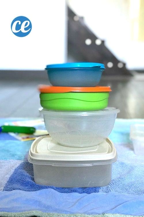 Une pile de boites en plastique à empiler pour occuper les enfants